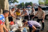 Polisi dan masyarakat bersihkan sampah di pasar Liwa Lampung Barat