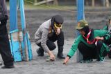 Polres Kulon Progo bersih-bersih di Pantai Glagah-Trisik