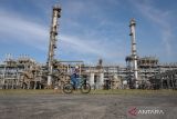  Pekerja mengayuh sepeda di LPG Facility di kawasan Onshore Processing Facility (OPF) Saka Indonesia Pangkah Limited (SIPL), Gresik, Jawa Timur, Kamis (13/7/2023). PT Saka Energi Indonesia (PGN Saka) secara bertahap melakukan program dekarbonisasi dengan mengganti penggunaan bahan bakar fosil dengan bahan bakar yang lebih ramah lingkungan untuk mencapai target Net Zero Emission pada 2030. ANTARA Jatim/Rizal Hanafi/Zk