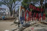 Pekerja menyelesaikan proyek revitalisasi Alun-Alun Kota Cimahi, Jawa Barat, Kamis (13/7/2023). Pemerintah Provinsi Jawa Barat telah menyalurkan alokasi dana sebanyak Rp400 miliar sebagai bantuan di berbagai bidang program bagi Pemerintah Kota Cimahi yang salah satu alokasinya digunakan untuk percepatan revitalisasi Alun-Alun Cimahi yang ditargetkan bisa selesai akhir tahun 2023 sebagai ruang publik bagi masyarakat Cimahi. ANTARA FOTO/Novrin Arbi/agr