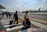 Penumpang berjalan menuju tempat pengambilan bagasi saat tiba di Bandara Husein Sastranegara, Bandung, Jawa Barat, Kamis (13/7/2023). Presiden Joko Widodo menyatakan, penerbangan dari Bandara Husein Sastranegara akan beralih ke Bandara Internasional Kertajati mulai Oktober 2023 seiring dengan rampungnya infrastruktur penunjang yaitu Jalan Tol Cisumdawu. ANTARA FOTO/Raisan Al Farisi/agr