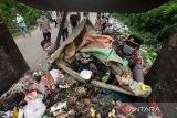 Forum Koordinasi Pimpinan Kecamatan (Forkopimcam) mengangkat sampah kedalam truk saat aksi Polri Peduli Lingkungan di Desa Meunasah Mee, Kecamatan Meurah Mulia, Aceh Utara, Aceh, Kamis (13/7/2023). Kegiatan membersihkan sampah wujud kepedulian Polri terhadap lingkungan bertema 