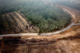 Foto udara aktivitas kendaraan bermuatan tanah di lokasi pembangunan Jalan Tol Bayung Lencir -Tempino Seksi 3 di Muaro Sebapo, Muaro Jambi, Jambi, Kamis (13/7/2023). Pembebasan lahan untuk pembangunan jalan tol yang menghubungkan Jambi dengan Sumatera Selatan sepanjang 15 kilometer lebih itu telah mencapai 96 persen dan ditargetkan bisa difungsikan pada Desember 2024 itu . ANTARA FOTO/Wahdi Septiawan/Spt.