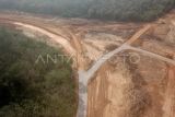 Foto udara aktivitas alat berat di lokasi pembangunan Jalan Tol Bayung Lencir -Tempino Seksi 3 di Muaro Sebapo, Muaro Jambi, Jambi, Kamis (13/7/2023). Pembebasan lahan untuk pembangunan jalan tol yang menghubungkan Jambi dengan Sumatera Selatan sepanjang 15 kilometer lebih itu telah mencapai 96 persen dan ditargetkan bisa difungsikan pada Desember 2024 itu . ANTARA FOTO/Wahdi Septiawan/Spt.
