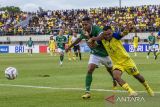 Pesepak bola Barito Putera Rizky Rizaldi Pora (kanan) berebut bola dengan pesepak bola PSS Sleman Muhammad Abduh Lestaluhu (kiri) saat pertandingan BRI Liga 1 di Stadion Demang Lehman Martapura, Kabupaten Banjar, Kalimantan Selatan, Jumat (14/7/2023). Barito Putera menang dengan skor 3-1. ANTARA/Bayu Pratama S.