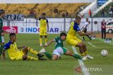 Pesepak bola Barito Putera Murilo Otavio Mendes (kanan) dan Henrique Barbosa Freire (kiri) berebut bola dengan pesepak bola PSS Sleman Wahyudi Setiawan Hamisi (tengah) saat pertandingan BRI Liga 1 di Stadion Demang Lehman Martapura, Kabupaten Banjar, Kalimantan Selatan, Jumat (14/7/2023). Barito Putera menang dengan skor 3-1. ANTARA/Bayu Pratama S.