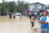 Sungai Batang Saman Pasaman Barat meluap putuskan arus transportasi