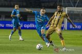 Pesepak bola Persib Bandung Mark Klok (tengah) berebut bola dengan pesepak bola Dewa United Ricki Kambuaya (kanan) dalam pertandingan lanjutan BRI Liga 1 di Stadion Gelora Bandung Lautan Api, Bandung, Jawa Barat, Jumat (14/7/2023). Pertandingan tersebut berakhir imbang dengan skor 2-2. ANTARA FOTO/Novrian Arbi/agr