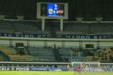 Suasana tribun stadion yang sepi penonton pada pertandingan lanjutan BRI Liga 1 Persib Bandung melawan Dewa United di Stadion Gelora Bandung Lautan Api, Bandung, Jawa Barat, Jumat (14/7/2023). Sejumlah komunitas Bobotoh (pendukung) Persib Bandung melakukan aksi boikot nonton di stadion akibat kenaikan harga tiket yang dianggap terlalu tinggi. ANTARA FOTO/Novrian Arbi/agr