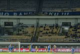 Suasana tribun stadion sepi penonton pada laga lanjutan BRI Liga 1 Persib Bandung menjamu Dewa United di Stadion Gelora Bandung Lautan Api, Bandung, Jawa Barat, Jumat (14/7/2023). Sejumlah komunitas Bobotoh (pendukung) Persib Bandung melakukan aksi boikot nonton di stadion akibat kenaikan harga tiket yang dianggap terlalu tinggi. ANTARA FOTO/Novrian Arbi/agr