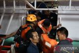 Evakuasi 151 penumpang KM Sakura Express yang mengalami kandas pada Kamis (14/7/2023) petang di perairan Pangkalbalam, Kota Pangkalpinang, Bangka Belitung. (ANTARA/HO-Basarnas Pangkalpinang)