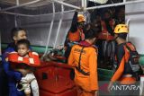 Evakuasi 151 penumpang KM Sakura Express yang mengalami kandas pada Kamis (14/7/2023) petang di perairan Pangkalbalam, Kota Pangkalpinang, Bangka Belitung. (ANTARA/HO-Basarnas Pangkalpinang)