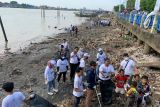 Seratusan milenial BUMN bersihkan sampah Sungai Musi Palembang
