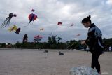 Peserta asal Jepang menerbangkan layang-layang saat Sanur International Kite Festival di Pantai Mertasari, Denpasar, Bali, Rabu (12/7/2023). Festival layang-layang yang digelar pada 12-13 Juli 2023 tersebut mengusung tema Melayangan Santai dengan diikuti peserta dalam negeri dan puluhan peserta dari luar negeri yakni Polandia, Swedia, Filipina, Singapura, Malaysia, Thailand, Jepang serta Australia. ANTARA FOTO/Nyoman Hendra Wibowo/wsj.