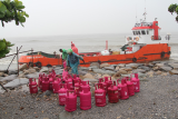 Kapal terbawa arus dari pelabuhan di Padang