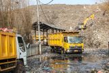 Truk pengankut sampah melintas di jalur yang tergenang longsoran sampah di TPA Cipayung, Depok, Jawa Barat, Kamis (13/7/2023). Kapolres Metro Depok mengatakan siap membantu Pemerintah Kota Depok untuk penanganan TPA Cipayung yang sudah kelebihan kapasitas serta jalur masuk truk yang tergenang longsoran sampah yang menyebabkan terhambatnya proses pembuangan. ANTARA FOTO/Asprilla Dwi Adha/hp.
