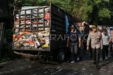 Kapolres Metro Depok Kombes Pol Ahmad Fuady (kanan) melihat antrean truk pengankut sampah di TPA Cipayung, Depok, Jawa Barat, Kamis (13/7/2023). Kapolres Metro Depok mengatakan siap membantu Pemerintah Kota Depok untuk penanganan TPA Cipayung yang sudah kelebihan kapasitas serta jalur masuk truk yang tergenang longsoran sampah yang menyebabkan terhambatnya proses pembuangan. ANTARA FOTO/Asprilla Dwi Adha/hp.