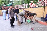 Polres Solok Kota gelar bakti sosial bersihkan taman Syech Kukut