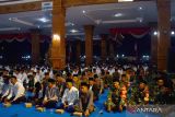 Sejumlah orang mengikuti istighosah di Pendopo Ronggo Djoemeno, Kabupaten Madiun, Jawa Timur, Kamis (13/7/2023). Istighosah dalam rangka peringatan Hari Jadi ke-455 Kabupaten Madiun yang dihadiri Ketua Umum Pengurus Besar Nahdlatul Ulama (PBNU) Yahya Cholil Staquf atau Gus Yahya tersebut diikuti para pejabat daerah, pengurus cabang dan ranting NU, pejabat Muspika, kepala desa, lurah, Babinsa dan Bhabinkamtibmas. ANTARA Jatim/Siswowidodo/zk