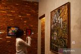  Pengunjung mengamati lukisan saat digelar Pameran Seni Rupa Gumregah di Ponorogo, Jawa Timur, Jumat (14/7/2023). Pameran dalam rangka perayaan Grebeg Suro menyambut tahun baru Islam tersebut rencananya berlangsung hinga 18 Juli. ANTARA Jatim/Siswowidodo/ZK