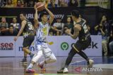 Pebasket Prawira Harum Bandung Pandu Wiguna (tengah) berusaha mengecoh dua pebasket Dewa United Banten Kevin Moses E Poetiray (kanan) dan Xaverius Prawiro (kiri) saat gim kedua babak Semi Final Indonesia Basket League (IBL) 2023 di GOR C-Tra Arena, Bandung, Jawa Barat, Sabtu (15/7/2023). Prawira Harum Bandung melaju ke Final IBL 2023 setelah mengalahkan Dewa United Banten dengan skor 88 - 80. ANTARA FOTO/M Agung Rajasa/agr