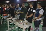 Kepala Divisi Permasyarakatan Kemenkumham Provinsi Aceh, Yudi Suseno (ketiga kanan) bersama Kabid Pemberantasan Badan Narkotika Nasional  provinsi Aceh, Kombes Pol Beridiansyah (keempat kanan)  mengamankan berbagai jenis barang terlarang  saat melakukan sidak di Lembaga Permasyarakat Kelas -II A, Banda Aceh, Aceh, Sabtu (15/7/2023). Sidak di Lapas kelas II A Banda Aceh yang mendapat penghargaan sebagai Lapas 