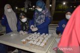 Petugas Badan Narkotika Nasional  provinsi Aceh melakukan tes urine warga binaan saat sidak di Lembaga Permasyarakat Kelas -II A, Banda Aceh, Aceh, Sabtu (15/7/2023). Sidak di Lapas kelas II A Banda Aceh yang mendapat penghargaan sebagai Lapas 