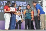 Gubernur Jambi Al Haris (ketiga kanan) didampingi pejabat terkait memindai kode batang Quick Response Code Indonesian Standard (QRIS) untuk pembayaran digital saat membuka Gebyar Ekonomi Digital dan Literasi (GENTALA ARASI) 2023, Jambi, Jumat (14/7/2023). GENTALA ARASI 2023 yang menghadirkan puluhan gerai pelaku UMKM binaan Kantor Perwakilan Bank Indonesia (BI) Provinsi Jambi mulai 14-16 Juli 2023 di Lapangan Kantor Gubernur Jambi itu bertujuan mengkampanyekan penggunaan QRIS guna mendukung integrasi ekonomi keuangan digital nasional. ANTARA FOTO/Wahdi Septiawan/hp.