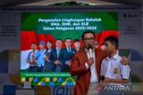 Gubernur Jawa Barat Ridwan Kamil berbincang dengan seorang siswa tuna netra saat meninjau kegiatan Masa Pengenalan Lingkungan Sekolah (MPLS) di SMKN 12, Bandung, Jawa Barat, Senin (17/7/2023). Gubernur Jawa Barat Ridwan Kamil mengharapkan kegiatan MPLS itu dapat membentuk karakter siswa menjadi berakhlak, bertaqwa kepada Tuhan, kreatif serta memiliki jiwa yang sehat agar mampu bersaing di era pendidikan saat ini. ANTARA FOTO/Raisan Al Farisi/agr
