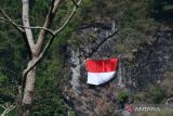Pegiat panjat tebing membuat jalur pengibaran bendera merah putih di sebuah tebing kawasan lereng Gunung Wilis, Kabupaten Madiun, Jawa Timur, Sabtu (15/7/2023). Menurut rencana jalur tersebut akan digunakan untuk pengibaran bendera merah putih oleh pegiat panjat tebing bersama prajurit TNI pada peringatan HUT ke-78 Proklamasi Kemerdekaan RI 17 Agustus mendatang. ANTARA Jatim/Siswowidodo/zk