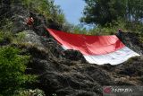 Pegiat panjat tebing membuat jalur pengibaran bendera merah putih di sebuah tebing kawasan lereng Gunung Wilis, Kabupaten Madiun, Jawa Timur, Sabtu (15/7/2023). Menurut rencana jalur tersebut akan digunakan untuk pengibaran bendera merah putih oleh pegiat panjat tebing bersama prajurit TNI pada peringatan HUT ke-78 Proklamasi Kemerdekaan RI 17 Agustus mendatang. ANTARA Jatim/Siswowidodo/zk