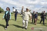 Menteri Pertahanan Prabowo Subianto (kanan) didampingi Ketua Umum Pandu Laut Nusantara Susi Pudjastuti (kiri) saat tiba di Bandara Susi Beach Strip, Pantai Barat, Kabupaten Pangandaran, Jawa Barat, Senin (17/7/2023). Dalam kunjungannya Prabowo Subianto memberikan bantuan 20 mesin kapal untuk nelayan dan melepasliarkan ratusan tukik di pesisir Pantai Pangandaran. ANTARA FOTO/Adeng Bustomi/agr