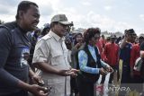 Menteri Pertahanan Prabowo Subianto (kedua kiri) didampingi Ketua Umum Pandu Laut Nusantara atau mantan Menteri Kelautan dan Perikanan (KKP) Susi Pudjastuti (ketiga kiri) saat melepasliarkan tukik di Pesisir Pantai Barat, Kabupaten Pangandaran, Jawa Barat, Senin (17/7/2023). Dalam kunjungannya Prabowo Subianto memberikan bantuan 20 mesin kapal untuk nelayan dan melepasliarkan ratusan tukik di pesisir Pantai Pangandaran. ANTARA FOTO/Adeng Bustomi/agr