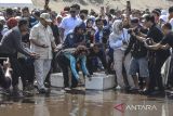 Menteri Pertahanan Prabowo Subianto (kedua kiri) didampingi Ketua Umum Pandu Laut Nusantara Susi Pudjastuti (ketiga kiri) saat melepasliarkan tukik di Pesisir Pantai Barat, Kabupaten Pangandaran, Jawa Barat, Senin (17/7/2023). Dalam kunjungannya Prabowo Subianto memberikan bantuan 20 mesin kapal untuk nelayan dan melepasliarkan ratusan tukik di pesisir Pantai Pangandaran. ANTARA FOTO/Adeng Bustomi/agr