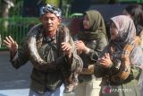  Sejumlah pengunjung mengalungkan ular sanca di leher dalam peringatan Hari Ular Sedunia di Predator Fun Park, Batu, Jawa Timur, Minggu (16/7/2023). Selain menampilkan berbagai pertunjukan kegiatan tersebut juga diisi dengan edukasi mengenai status konservasi ular, penanganan ular berbisa sekaligus mengkampanyekan Gerakan Jangan Makan Daging Ular. ANTARA Jatim/Ari Bowo Sucipto/zk 