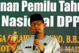 Ketua Badan Pemenangan Pemilu (Bappilu) Partai Persatuan Pembangunan (PPP) Sandiaga Uno berbicara di depan kader PPP saat Rapat Koordinasi Pemenangan Pemilu 2024 di Kota Madiun, Jawa Timur, Minggu (16/7/2023). Pada kesempatan tersebut Sandiaga antara lain mengajak seluruh kader PPP memiliki dan menggunakan media sosial untuk menyebarkan informasi yang bermanfaat bagi masyarakat. ANTARA Jatim/Siswowidodo/ZK