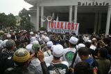 Massa yang tergabung dalam Forum Masyarakat Peduli Bogor melakukan aksi damai penolakan terhadap keberadaan Lesbian, Gay, Biseksual, dan Transgender (LGBT) di Plaza Balaikota, Kota Bogor, Jawa Barat, Jumat (14/7/2023). Mereka mendesak Wali Kota Bogor menerbitkan peraturan wali kota sebagai peraturan pelaksana atas Peraturan Daerah Nomor 10 Tahun 2021 tentang pencegahan dan penanggulangan perilaku penyimpangan seksual serta menolak berbagai kegiatan yang dilakukan komunitas LGBT. ANTARA FOTO/Arif Firmansyah/tom.
