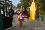 Seorang ibu mengantar anaknya saat hari pertama masuk sekolah di SD Negeri Sepang Kota Serang, Banten, Senin (17/7/2023). Hari pertama masuk sekolah tahun ajaran 2023/2024 berlangsung serentak Senin (17/7). ANTARA FOTO/Asep Fathulrahman/wsj.