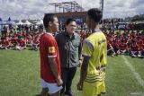 Ketum PSSI Erick Thohir (tengah) berbincang dengan sejumlah pemain saat meninjau seleksi Timnas sepak bola U-17 di Bali United Training Center, Gianyar, Bali, Minggu (16/7/2023). Sebanyak 947 pemain mengikuti seleksi yang digelar untuk menghadapi Piala Dunia U-17. ANTARA FOTO/Dhemas Reviyanto/wsj.