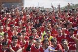 Ketum PSSI Erick Thohir (tengah) berfoto bersama saat meninjau seleksi Timnas sepak bola U-17 di Bali United Training Center, Gianyar, Bali, Minggu (16/7/2023). Sebanyak 947 pemain mengikuti seleksi yang digelar untuk menghadapi Piala Dunia U-17. ANTARA FOTO/Dhemas Reviyanto/wsj.