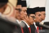 Wakil Menteri Kominfo Nezar Patria (ketiga kanan) bersama Wakil Menteri Desa PDTT Paiman Raharjo (kedua kanan), Wakil Menteri Agama Saiful R Dasuki (ketiga kiri), Wakil Menteri BUMN Rosan Roeslani (kanan), dan Wakil Menteri Luar Negeri Pahala Mansury mengikuti pelantikan di Istana Negara, Jakarta, Senin (17/7/2023). Presiden Joko Widodo melantik lima wakil menteri yakni Nezar Patria sebagai Wakil Menteri Kominfo, Paiman Raharjo sebagai Wakil Menteri Desa PDTT,  Pahala Mansury sebagai Wakil Menteri Luar Negeri, Rosan Roeslani sebagai Wakil Menteri BUMN, dan Saiful R Dasuki sebagai Wakil Menteri Agama. ANTARA FOTO/Hafidz Mubarak A/wsj.