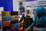 Gubernur Jawa Timur Khofifah Indar Parawansa (kiri) meninjau stand pameran saat peringatan Bulan Bhakti Gotong Royong Masyarakat (BBGRM) Ke-XX dan Hari Kesatuan Gerak PKK (HKG-PKK) ke-51 tahun 2023 di Kabupaten Madiun, Jawa Timur, MInggu (16/7/2023). Kegiatan antara lain diisi dengan pameran produk unggulan dari daerah seluruh Jawa Timur berlangsung hingga 17 Juli. ANTARA Jatim/Siswowidodo/ZK