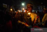 Warga mengikuti pawai obor di Jalan Keramat Raya, Banjarmasin, Kalimantan Selatan, Selasa (18/7/2023). Pawai obor yang diikuti ratusan warga Kota Banjarmasin tersebut digelar dalam rangka menyambut Tahun Baru Islam 1 Muharram 1445 Hijriah. ANTARA/Bayu Pratama S.