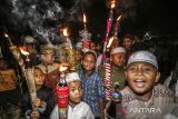 Anak-anak mengikuti pawai obor di Jalan Keramat Raya, Banjarmasin, Kalimantan Selatan, Selasa (18/7/2023). Pawai obor yang diikuti ratusan warga Kota Banjarmasin tersebut digelar dalam rangka menyambut Tahun Baru Islam 1 Muharram 1445 Hijriah. ANTARA/Bayu Pratama S.