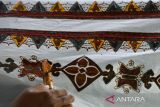 Perajin menyelesaikan pembuatan batik tulis tradisional di Rumah Batik Aceh, Banda Aceh, Selasa (18/7/2023). Menurut pelaku usaha  di daerah itu,  produk kain batik motif khas Aceh yang masih mengandalkan pasar lokal dan domestik itu ditawarkan seharga Rp1 juta per lembar menurut jenis motif dan kualitas bahan bakunya. ANTARA FOTO/Ampelsa.