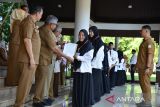 Sejumlah Pegawai Pemerintahan dengan Perjanjian Kerja (PPPK) antri saat menerima Surat Keputusan (SK) pengangkatan perjanjian kerja di kantor Pemerintahan provinsi Aceh, Banda Acegh, Selasa (18/7/2023). Pemerintah provinsi Aceh menyerahkan Surat Keputusan (SK) Pengangkatan kepada sebanyak 1.717 tenaga kesehatan yang dinyatakan lulus sebagai Aparatur Sipil Negara (ASN) Pegawai Pemerintahan dengan Perjanjian Kerja (PPPK) . ANTARA FOTO/Ampelsa.