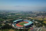 Foto udara Stadion Si Jalak Harupat di Kutawaringin, Kabupaten Bandung, Jawa Barat, Selasa (18/7/2023). Kemeterian PUPR mencatat, hingga Juli 2023 progres renovasi Stadion Si Jalak Harupat yang direncakanan menjadi sarana pendukung penyelenggaraan Piala Dunia FIFA U-17 telah mencapai 100 persen dengan total anggaran Rp155,17 miliar. ANTARA FOTO/Raisan Al Farisi/agr