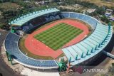 Foto udara Stadion Si Jalak Harupat di Kutawaringin, Kabupaten Bandung, Jawa Barat, Selasa (18/7/2023). Kemeterian PUPR mencatat, hingga Juli 2023 progres renovasi Stadion Si Jalak Harupat yang direncakanan menjadi sarana pendukung penyelenggaraan Piala Dunia FIFA U-17 telah mencapai 100 persen dengan total anggaran Rp155,17 miliar. ANTARA FOTO/Raisan Al Farisi/agr