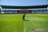 Pekerja melakukan perawatan Stadion Si Jalak Harupat, Kutawaringin, Kabupaten Bandung, Jawa Barat, Selasa (18/7/2023). Kemeterian PUPR mencatat, hingga Juli 2023 progres renovasi Stadion Si Jalak Harupat yang direncakanan menjadi sarana pendukung penyelenggaraan Piala Dunia FIFA U-17 telah mencapai 100 persen dengan total anggaran Rp155,17 miliar. ANTARA FOTO/Raisan Al Farisi/agr