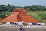 Foto udara pembangunan akses jalan baru menuju Stadion Pakansari, Kabupaten Bogor, Jawa Barat, Senin (17/7/2023). Pemerintah Kabupaten Bogor membangun jalan baru menuju Stadion Pakansari, Cibinong, tepatnya dari sebelah timur stadion yang nantinya akan terhubung ke jalan raya Jakarta-Bogor. ANTARA FOTO/Yulius Satria Wijaya/nym.